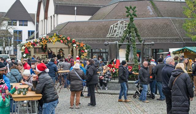 Rund um den festlich geschmückten Brunnen gibt es viele weihnachtliche Leckereien und Geschenkideen zu entdecken | Foto: Frank Schäfer