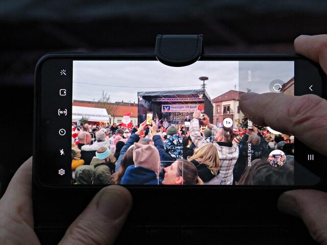 Da ich so weit weg stand blieb mir nur der Blick durch ein Handy ;-) | Foto: Brigitte Melder