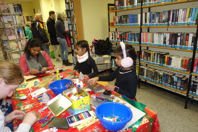 Weihnachtsmarkt in Friedrichsfeld, Basteln in der Zweigstelle der Stadtbibliothek Friedrichsfeld | Foto: Kristin Hätterich