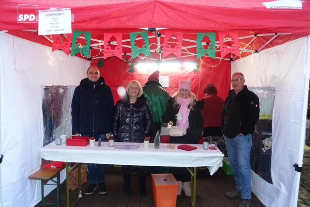 Weihnachtsmarkt Friedrichsfeld, am SPD-Stand gab es Schupfnudeln  | Foto: Kristin Hätterich