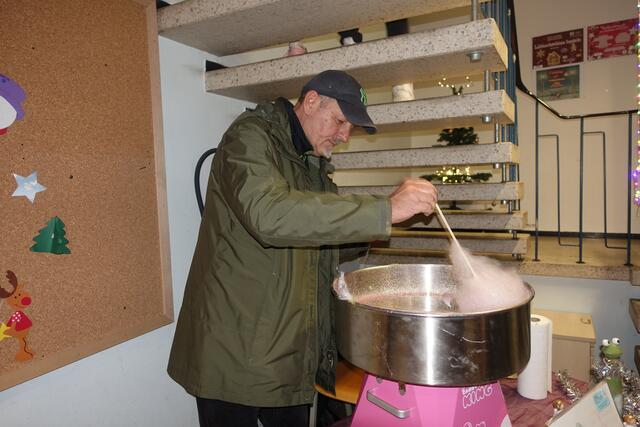 Weihnachtsmarkt in Friedrichsfeld, Zuckerwatte von Thomas in der Zweigstelle der Stadtbibliothek Friedrichsfeld | Foto: Kristin Hätterich