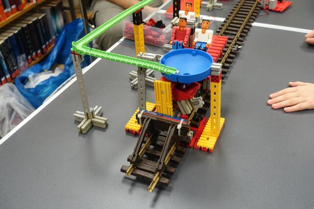 Weihnachtsmarkt Friedrichsfeld, Fischer-Technik in der Zweigstelle der Stadtbibliothek Friedrichsfeld | Foto: Kristin Hätterich