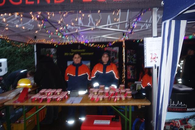 Weihnachtsmarkt in Friedrichsfeld, Jugendfeuerwehr | Foto: Kristin Hätterich