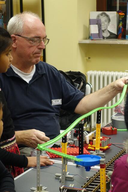 Weihnachtsmarkt Friedrichsfeld, Fischer-Technik in der Zweigstelle der Stadtbibliothek  | Foto: Kristin Hätterich