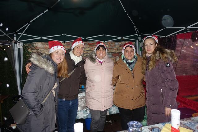 Weihnachtsmarkt Friedrichsfeld, Team der Kita am Kastanienbaum | Foto: Kristin Hätterich