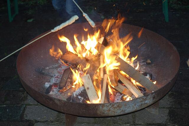 Weihnachtsmarkt Friedrichsfeld, Stockbrotbacken bei der Jugendfeuerwehr | Foto: Kristin Hätterich