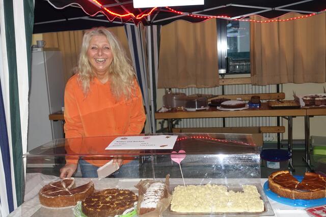 Weihnachtsmarkt Friedrichsfeld, Kaffee und Kuchen gab es beim TV Friedrichsfeld | Foto: Kristin Hätterich