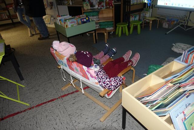 Weihnachtsmarkt Friedrichsfeld, ganz gemütlich machten es sich die Kleinsten beim Kinderkino "Der Schneemann" in der Zweigstelle der Stadtbibliothek Friedrichsfeld | Foto: Kristin Hätterich