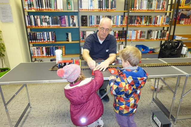 Weihnachtsmarkt in Friedrichsfeld, Fischer-Technik in der Zweigstelle der Stadtbibliothek Friedrichsfeld | Foto: Kristin Hätterich
