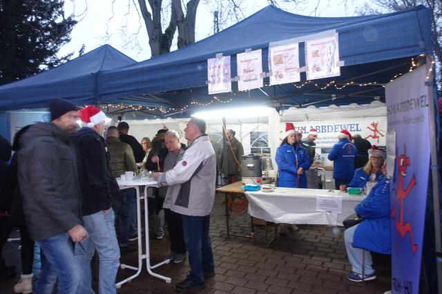 Weihnachtsmarkt Friedrichsfeld, Schlabbdewel hatten Gulaschsuppe vorbereitet | Foto: Kristin Hätterich