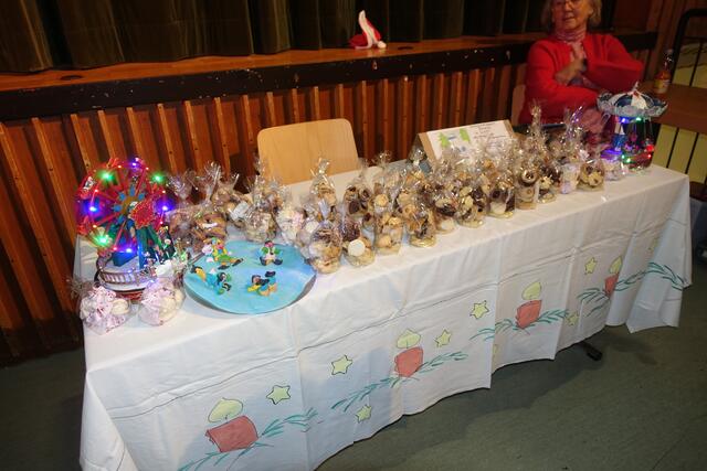 Weihnachtsmarkt Friedrichsfeld, Plätzchenverkauf, Erlös zugunsten der beiden Kitas in Friedrichsfeld | Foto: Kristin Hätterich