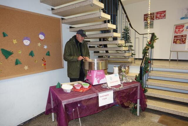 Weihnachtsmarkt in Friedrichsfeld, Zuckerwatte in der Zweigstelle der Stadtbibliothek Friedrichsfeld | Foto: Kristin Hätterich