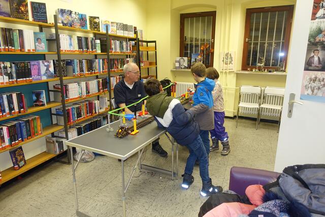 Weihnachtsmarkt Friedrichsfeld, Fischer-Technik in der Zweigstelle der Stadtbibliothek Friedrichsfeld | Foto: Kristin Hätterich
