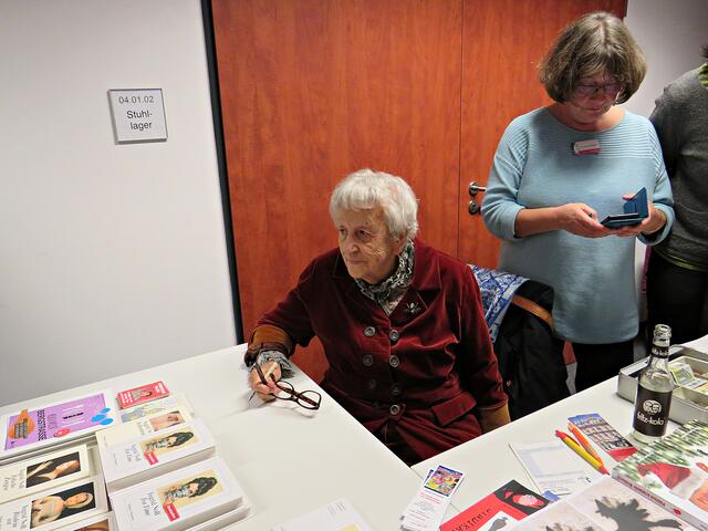 Ingrid Noll am Büchereck | Foto: Brigitte Melder