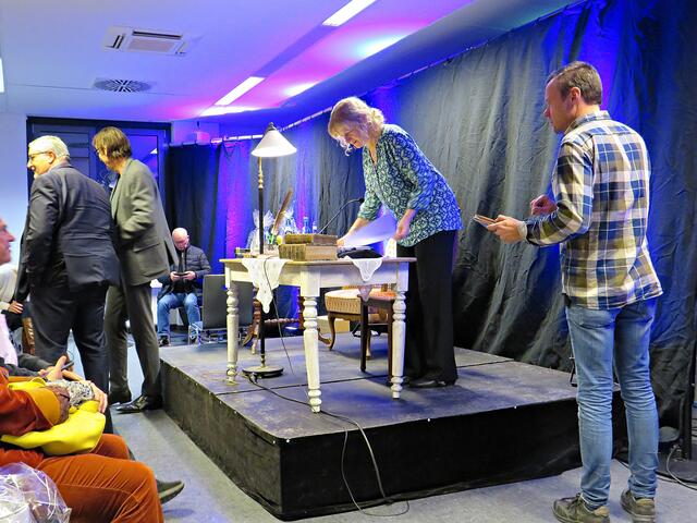 Alles Platz nehmen zur zweiten Runde, Tim Remark kümmerte sich um die Technik | Foto: Brigitte Melder