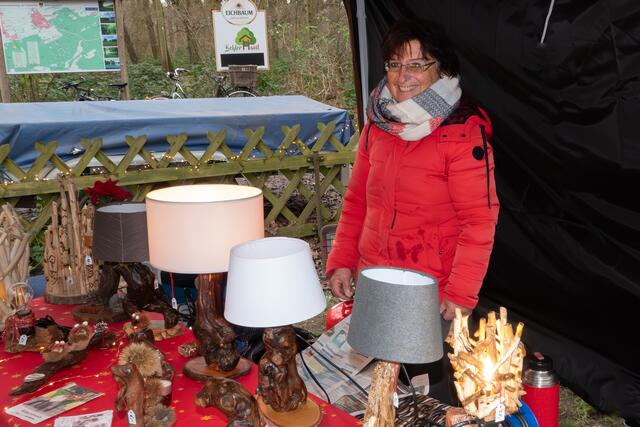 Sieglinde Bergmann mit ihren Kunstwerken | Foto: Johann-Peter Melder