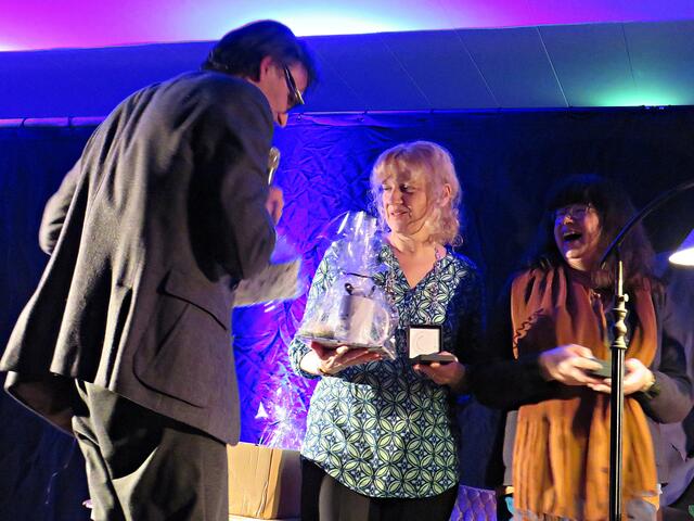 Geschenke über Geschenke, Frau Schmid scheints zu gefallen | Foto: Brigitte Melder