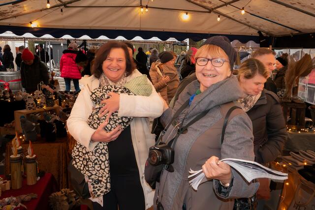 Ilona Volk, Bürgermeisterin von Schifferstadt auf dem Waldweihnachtsmarkt | Foto: Johann-Peter Melder
