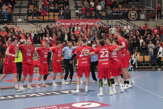 Das Eulen-Team jubelt zusammen im Spielerkreis | Foto: Michael Sonnick