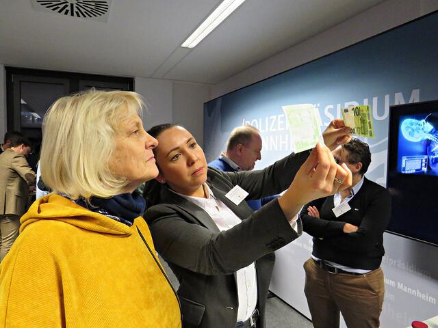 Juliette Gaedicke vom LKA zeigte der Dame den Unterschied | Foto: Brigitte Melder