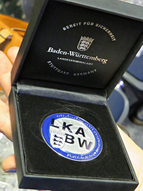 Zeig her! So sieht die Medaille aus. | Foto: Brigitte Melder