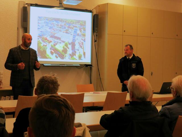 Mattia De Fazio und Wehrleiter Thomas Jung begrüßen die Gäste | Foto: Boris Bohr