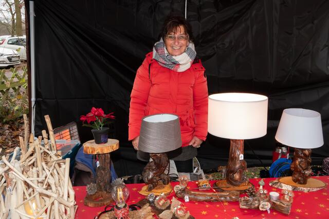 Sieglinde Bergmann mit Unikaten Lampen | Foto: Johann-Peter Melder