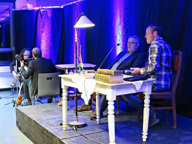 Siegfried Kollmar beim Probesitzen und Tim Remark  | Foto: Brigitte Melder