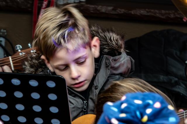Junger Musikschüler mit Gitarre | Foto: Johann-Peter Melder