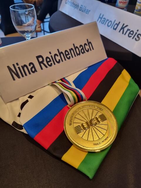 Regenbogentrikot und Medaille einer Weltmeisterin; Nina Reichenbach | Foto: www.jowapress.de