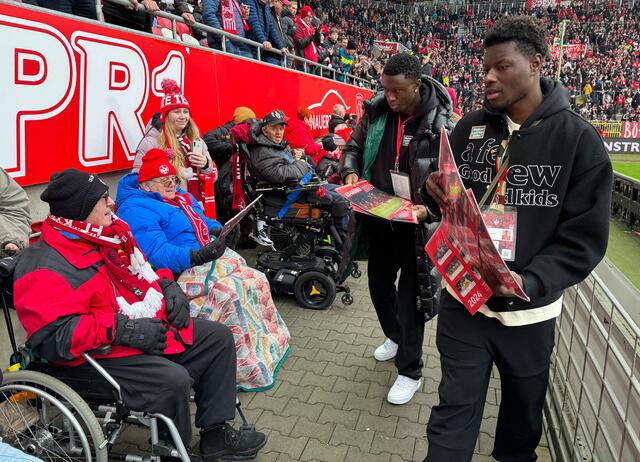 Die beiden FCK-Profis Ragnar Ache (rechts) und Aaron Opoku beim Verteilen der Geschenke | Foto: Erich Huber