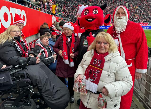 Die Fairplay-Abgesandte Helga Huber und Hildegard Gauer verteilen die Präsente zusammen mit dem Nikolaus &amp; Betzi | Foto: Erich Huber