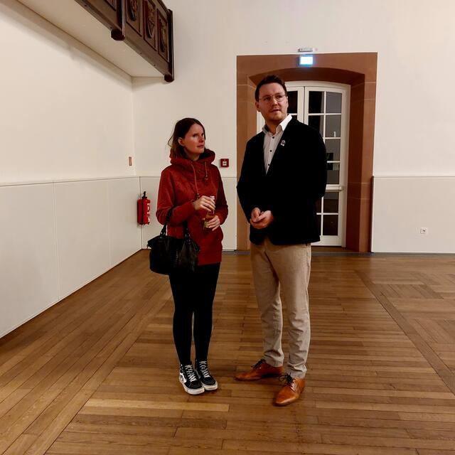 Ein Foto zog diese Dame gleich in ihren Bann | Foto: Brigitte Melder