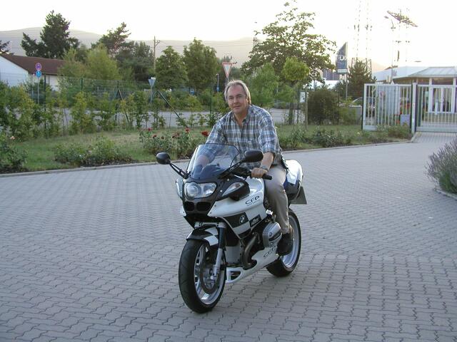 Clemens Driesch auf seiner Lieblingsmarke, der BMW | Foto: Christelle Driesch