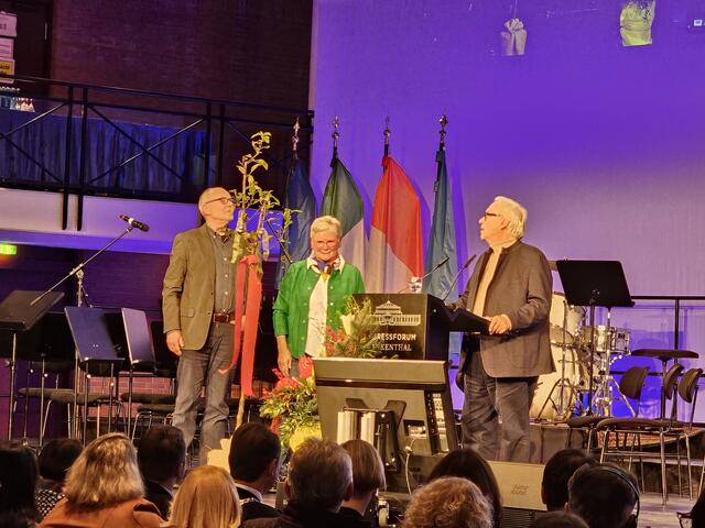 Zum Abschied gibt es einen Baum, getauft auf "der grüne Hebich" | Foto: Gisela Böhmer 