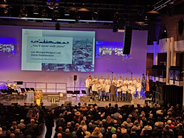 Frankenthaler Männerchor mit dem Lied you'll neuer walken alone | Foto: Gisela Böhmer 
