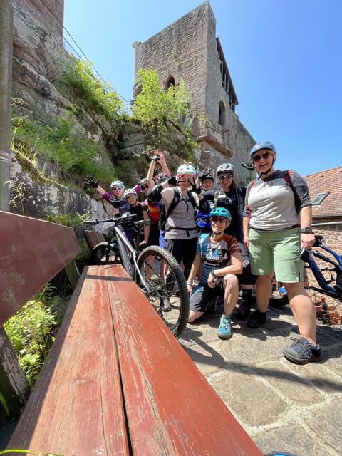 verdiente Rast in der Burgschänke der Burg Spangenberg, beim MTB Frauencamp 2023  | Foto: VG Lambrecht (Pfalz)