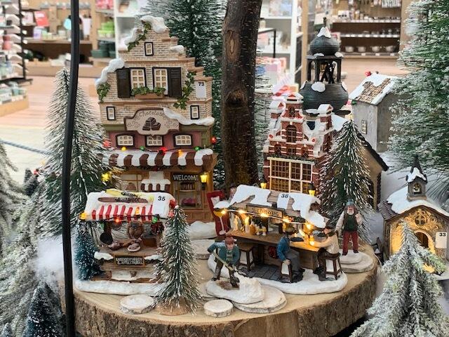 Das Gartencenter hat viel zu bieten: Wie hier in der Vorweihnachtszeit stets auch Produkte, die besonders zur Jahreszeit passen. | Foto: Andrea Liegert