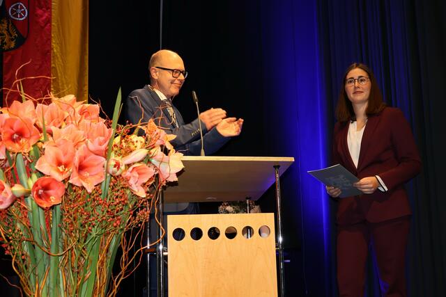 Lena Dürphold wurde von Oberbürgermeister Dominik Geißler zur hauptamtlichen Beigeordneten der Stadt Landau ernannt | Foto: Stadt Landau