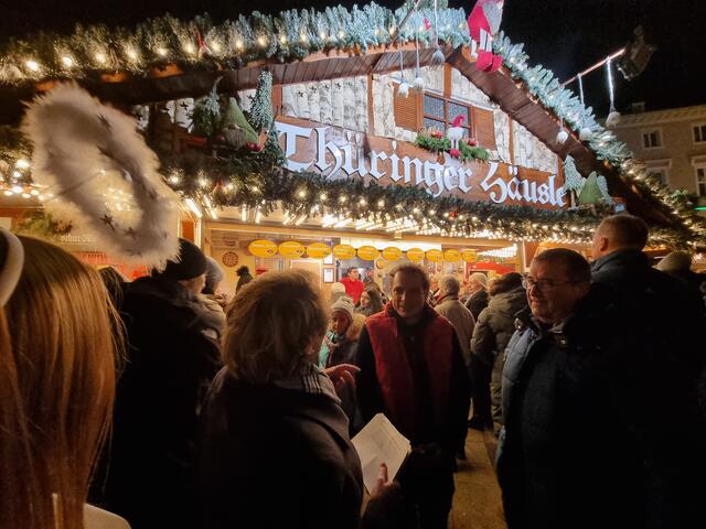 „Thüringer Häusle“: Viele kleine und große Wichtel des Traditionsstands sitzen auf dem Dach des Stands mit der Nummer 45 auf dem Marktplatz und beobachten Besucher aus luftiger Höhe. Die Winterlandschaft mit schneebepuderten Tannenbäumen und Birkenrinden runden das stimmige Bild ab, das auch durch Rot- und Grüntöne die Herzen der Weihnachtsliebhaber höherschlagen lassen.  | Foto: Gustai/Pixelgrün