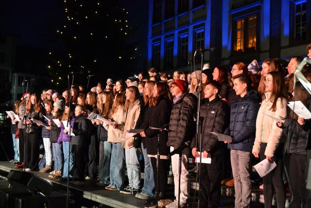 Unter der Leitung von Volker Christ und Kirchenmusikdirektor Maurice Croissant stimmten die Chöre des Immanuel-Kant-Gymnasiums bekannte Weihnachtslieder an | Foto: Frank Schäfer