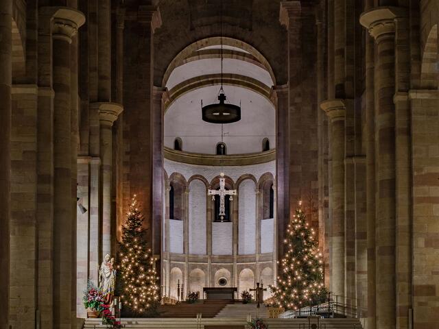 Blick auf den mit zwei Weihnachtsbäumen geschmückten Altarraum
| Foto: Domkapitel Speyer/Joachim Weller