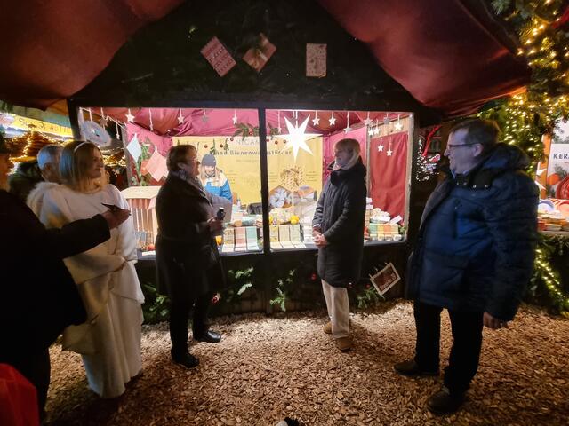 Außerdem verlieh die Stadt Karlsruhe durch Erste Bürgermeisterin Luczak-Schwarz in diesem Jahr auch erstmals einen Preis für nachhaltiges Engagement – an „Apinima“. Der Stand (Nummer 29) präsentiert unter anderem duftende Seifen und Shampoos, komplett plastikfrei in Deutschland produziert und ohne Plastikverpackung, so dass die Produkte restlos verwertbar sind. Dazu werden auch Bienenwachstücher angeboten, die problemlos als nachhaltige Alternative zu Klarsicht- und Alufolien über hundert Mal verwendet werden können.  | Foto: Gustai/Pixelgrün