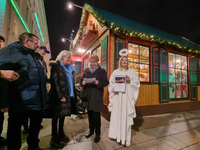 „Käthe Wohlfahrt“: Der Stand (Nummer 39 auf dem Marktplatz) ist eine Bereicherung des weihnachtlichen Angebots auf dem Christkindlesmarkt – mit traditionellem Sortiment, passender Deko, ob Nussknacker oder filigrane Figürchen, weihnachtlichen Accessoires sowie einer entsprechenden Präsenz.  | Foto: Gustai/Pixelgrün