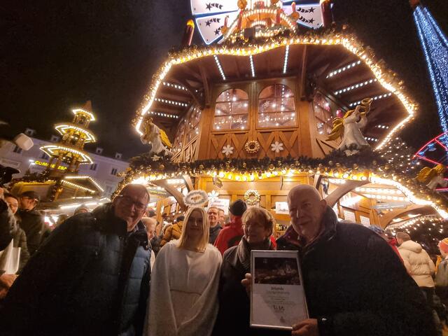 „Glühweinpyramide trifft Glockenturm“: Der Stand mit der Nummer 54 ist mittlerweile durchaus als Wahrzeichen des Karlsruher Christkindlesmarktes zu sehen. Dabei ist die Glühweinpyramide im Zusammenspiel mit dem Glockenturm zu sehen. Die harmonische Optik der Pyramide mit der guten Aussicht schafft dazu eine besondere weihnachtliche Kulisse. | Foto: Gustai/Pixelgrün