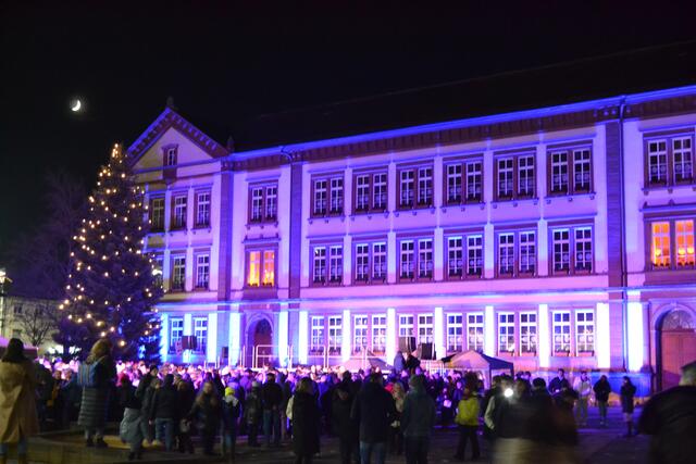 Das angeleuchtete Rathaus sorgte für die passende Stimmung | Foto: Frank Schäfer