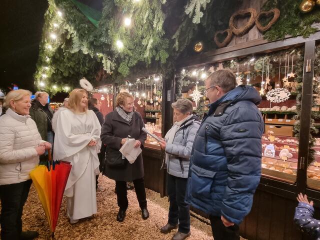 „Spiel und Kunst“: Ob Holzengel, Geschnitztes, Krippen: Der Stand (Nummer 23) rückt seine Naturprodukte für besondere Gestaltungsmöglichkeiten gekonnt in den Fokus, passt die Deko dazu bestens an. | Foto: Gustai/Pixelgrün