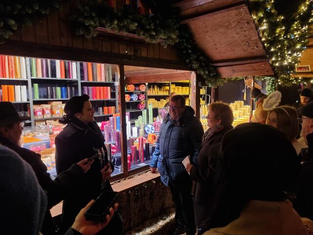 „Thaler Kerzen“: Kerzen nach Farben und Großen sortiert sind der Blickfang im Stand (Nummer 1). Kerzen als Lichtbringer in dieser Jahreszeit sind zugleich Ware wie auch Deko – rücken so das Produkt in den Fokus des auch mit natürlichen Materialien dekorierten Stands.  | Foto: Gustai/Pixelgrün