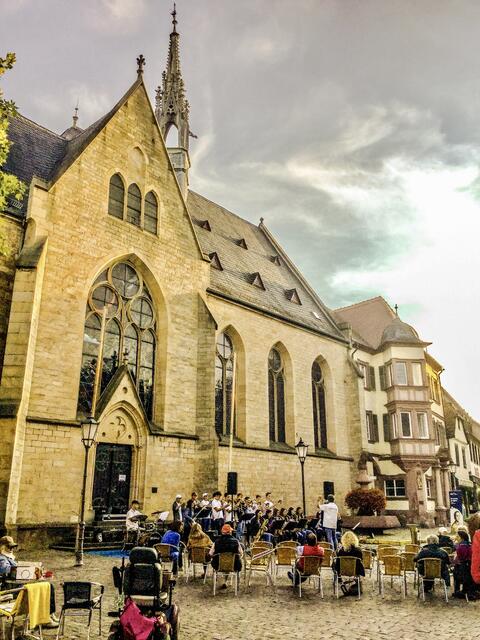 Bei gutem Wetter finden oft in und rund um die Marktkirche in Bad Bergzabern Konzerte statt. finden verschiedene Kunst- und Kulturveranstaltungen statt.  | Foto: Z. Haggag 
