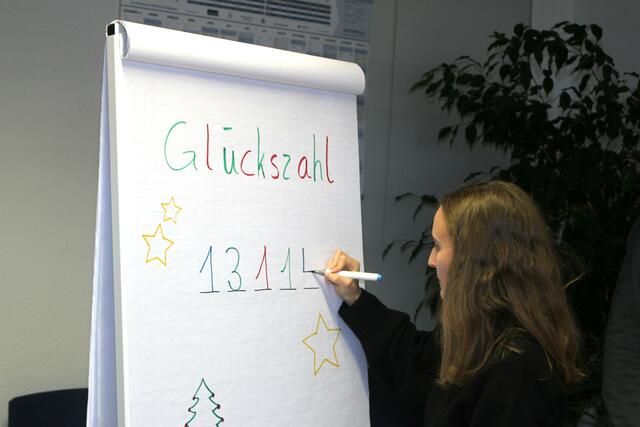 Katharina Schmitt notiert die fünfstellige Glückzahl | Foto: Markus Pacher